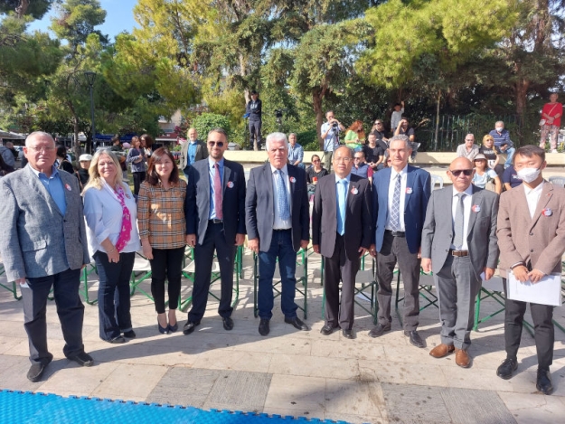 &Epsilon;&lambda;&lambda;ά&delta;&alpha;-&Kappa;ί&nu;&alpha; 50 &chi;&rho;ό&nu;&iota;&alpha; &mu;&alpha;&zeta;ί, &sigma;&tau;&eta;&nu; &Alpha;&gamma;ί&alpha; &Pi;&alpha;&rho;&alpha;&sigma;&kappa;&epsilon;&upsilon;ή